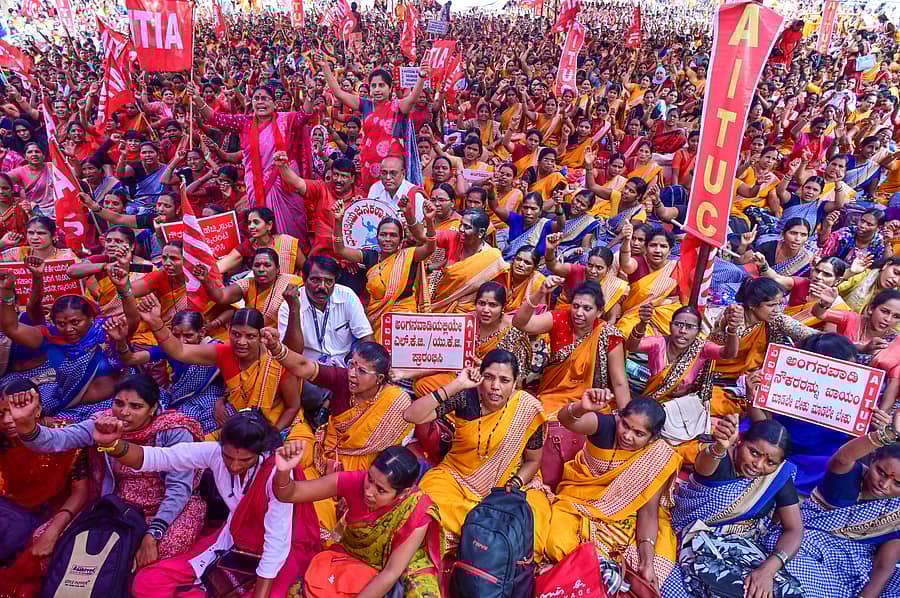 <div class="paragraphs"><p>ಬೆಂಗಳೂರಿನ ಸ್ವಾತಂತ್ರ್ಯ ಉದ್ಯಾನದಲ್ಲಿ ಸೋಮವಾರ ನಡೆದ ಪ್ರತಿಭಟನೆಯಲ್ಲಿ ಕರ್ನಾಟಕ ರಾಜ್ಯ ಅಂಗನವಾಡಿ ಕಾರ್ಯಕರ್ತೆಯರು ಮತ್ತು ಸಹಾಯಕಿಯರ ಫೆಡರೇಷನ್ನ ಸದಸ್ಯರು ಪಾಲ್ಗೊಂಡಿದ್ದರು </p></div>