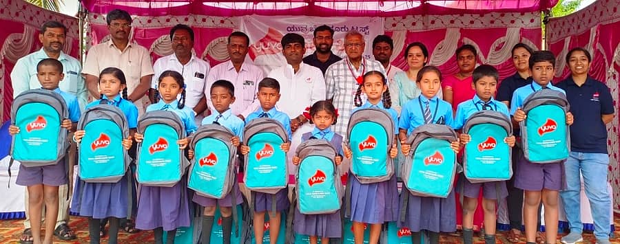 ಮಾಗಡಿ ಪಟ್ಟಣದ ಹೊಂಬಾಳಮ್ಮನ ಪೇಟೆ ಸರ್ಕಾರಿ ಶಾಲೆಯ ಮಕ್ಕಳಿಗೆ ಯುವ ಬೆಂಗಳೂರು ಟ್ರಸ್ಟ್ ವತಿಯಿಂದ ಶಾಲಾ ಕಿಟ್ಗಳನ್ನು ವಿತರಿಸಿದರು