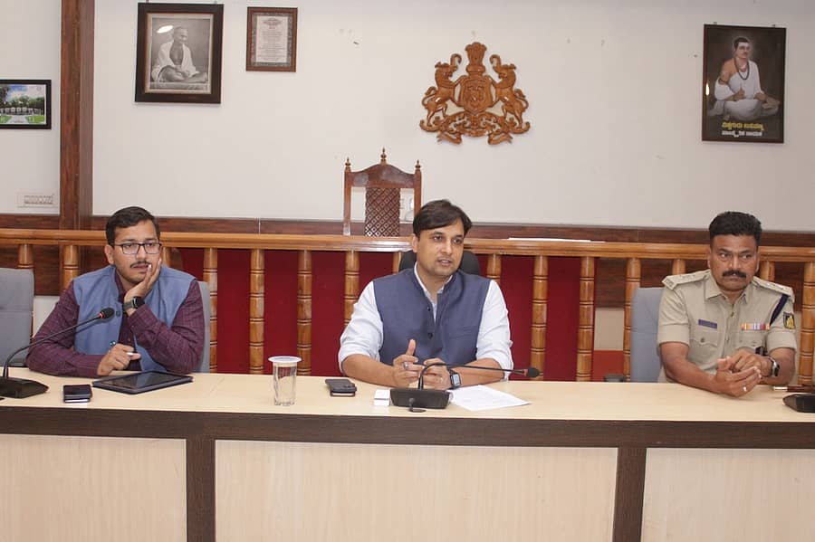 ಅರಣ್ಯ ಇಲಾಖೆ ಅಧಿಕಾರಿಗಳು ಹಾಗೂ ವನ್ಯಜೀವಿ ತಜ್ಞರೊಂದಿಗೆ ನಡೆದ ಸಭೆಯಲ್ಲಿ ಜಿಲ್ಲಾಧಿಕಾರಿ ವೆಂಕಟ್ ರಾಜಾ ಮಾತನಾಡಿದರು. ಜಿಲ್ಲಾ ಪಂಚಾಯಿತಿ ಮುಖ್ಯ ಕಾರ್ಯನಿರ್ವಹಣಾಧಿಕಾರಿ ವರ್ಣಿತ್ ನೇಗಿ ಹಾಗೂ ಎಎಸ್ಪಿ ಸುಂದರ್ ರಾಜ್ ಭಾಗವಹಿಸಿದ್ದರು