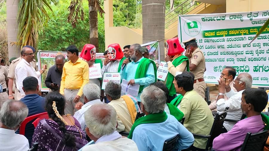 ಹೆಚ್ಚುತ್ತಿರುವ ಕಾಡಾನೆಗಳ ಉಪಟಳ ನಿಯಂತ್ರಣಕ್ಕೆ ಆಗ್ರಹಿಸಿ ರಾಮನಗರದ ಉಪ ಅರಣ್ಯ ಸಂರಕ್ಷಾಣಾಧಿಕಾರಿ ಕಚೇರಿ ಕಚೇರಿ ಎದುರು ಗುರುವಾರ ನಡೆದ ಅನಿರ್ದಿಷ್ಟಾವಧಿ ಧರಣಿಯಲ್ಲಿ ರೈತ ಮುಖಂಡ ಸಿ. ಪುಟ್ಟಸ್ವಾಮಿ ಮಾತನಾಡಿದರು. ಡಿಸಿಎಫ್ ರಾಮಕೃಷ್ಣಪ್ಪ, ಹೆಚ್ಚುವರಿ ಜಿಲ್ಲಾಧಿಕಾರಿ ಬಿ.ಸಿ. ಶಿವಾನಂದಮೂರ್ತಿ ಇದ್ದಾರೆ