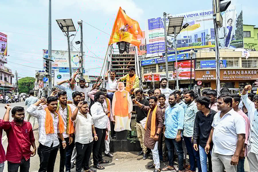 ಪ್ರಧಾನಿಯಾಗಿ ನರೇಂದ್ರ ಮೋದಿ ಅವರು ಮೂರನೇ ಬಾರಿಗೆ ಪ್ರಮಾಣ ವಚನ ಸ್ವೀಕರಿಸಿದ ಹಿನ್ನೆಲೆಯಲ್ಲಿ ಕಲಬುರಗಿಯಲ್ಲಿ ಭಾನುವಾರ ಹಿಂದೂ ಜಾಗೃತಿ ಸೇನೆಯ ಮುಖಂಡರು ಸಭ್ರಮಿಸಿದರು –ಪ್ರಜಾವಾಣಿ ಚಿತ್ರ