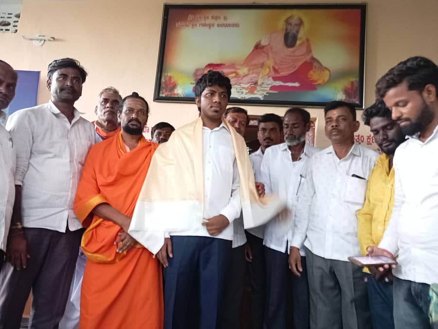 ಖಟಕಚಿಂಚೋಳಿ ಸಮೀಪದ ರುದನೂರ ಗ್ರಾಮದ ಕಮರಿಮಠಕ್ಕೆ ಭೇಟಿ ನೀಡಿ ದೇವಾನಂದ ಸ್ವಾಮೀಜಿ ಆಶೀರ್ವಾದ ಪಡೆದರು
