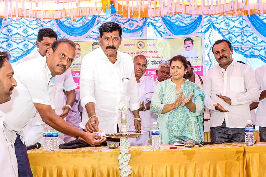 ಕಾರಟಗಿ ತಾಲ್ಲೂಕಿನ ಮುಸ್ಟೂರು ಡಗ್ಗಿಕ್ಯಾಂಪ್ನಲ್ಲಿ ಸೋಮವಾರ ನಡೆದ ಸಾರ್ವಜನಿಕರ ಅಹವಾಲು ಸ್ವೀಕಾರ ಹಾಗೂ ಅಭಯ ಹಸ್ತ ಕಾರ್ಯಕ್ರಮಕ್ಕೆ ಜಿಲ್ಲಾ ಉಸ್ತುವಾರಿ ಸಚಿವ ಶಿವರಾಜ ತಂಗಡಗಿ ಚಾಲನೆ ನೀಡಿದರು