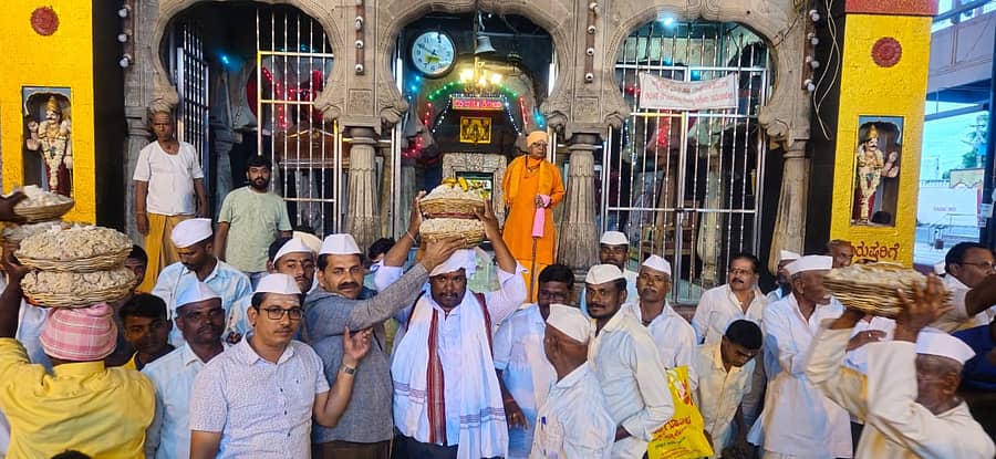 ಮಹಾಲಿಂಗಪುರದ ಮಹಾಲಿಂಗೇಶ್ವರ ಮಠದಲ್ಲಿ ಪರವು ಆಚರಣೆ ಅಂಗವಾಗಿ ಭಕ್ತರೊಬ್ಬರ ತಲೆ ಮೇಲೆ ನವಧಾನ್ಯಗಳ ಪ್ರಸಾದದ ಬುಟ್ಟಿ ಇಡಲಾಗಿತ್ತು