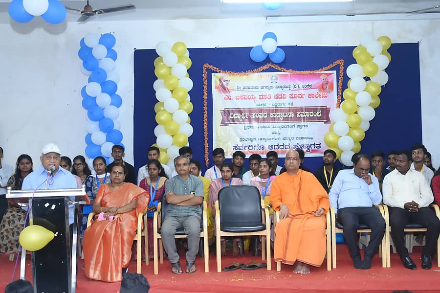 ಸಿರಿಗೆರೆಯ ಎಂಬಿಆರ್ ಪದವಿಪೂರ್ವ ಕಾಲೇಜಿನಲ್ಲಿ ಆಯೋಜಿಸಿದ್ದ ಪ್ರತಿಭಾ ಪುರಸ್ಕಾರ ಸಮಾರಂಭದಲ್ಲಿ ಡಿ.ಎಂ. ನಾಗರಾಜ್ ಮಾತನಾಡಿದರು