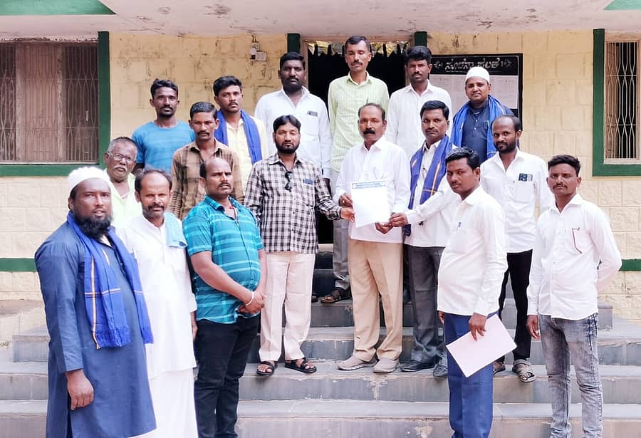 ಸುರಪುರ ಕುಂಬಾರಪೇಟೆಯಿಂದ ಮಂಗಳೂರು ಗ್ರಾಮದವರೆಗೂ ರಸ್ತೆಯ ಇಕ್ಕೆಲಗಳಲ್ಲಿ ಸಸಿ ನೆಡಬೇಕು ಎಂದು ಆಗ್ರಹಿಸಿ ದಲಿತ ಮುಖಂಡರು ಅರಣ್ಯಾಧಿಕಾರಿಗೆ ಮನವಿ ಸಲ್ಲಿಸಿದರು