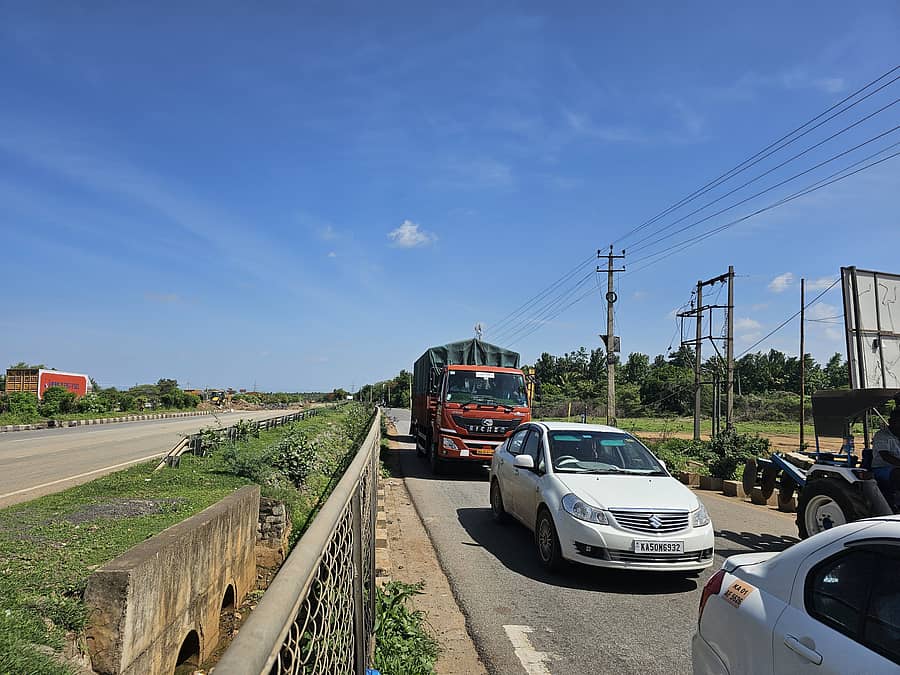 ಸೇವಾ ರಸ್ತೆ ಕಿರಿದಾಗಿದ್ದು ವಾಹನಗಳ ಸಂಚಾರಕ್ಕೆ ಸಮಸ್ಯೆಯಾಗಿರುವುದು