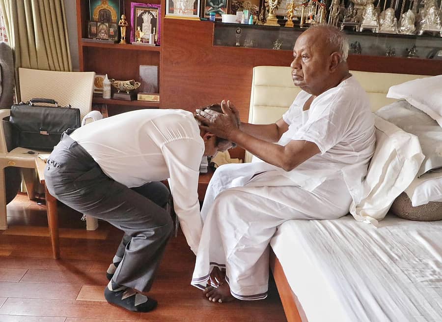 ಬೆಂಗಳೂರು ಗ್ರಾಮಾಂತರ ಕ್ಷೇತ್ರದ ವಿಜೇತ ಅಭ್ಯರ್ಥಿ ಬಿಜೆಪಿಯ ಡಾ. ಸಿ.ಎನ್. ಮಂಜುನಾಥ್ ಅವರು, ತಮ್ಮ ಮಾವ ಮತ್ತು ಜೆಡಿಎಸ್ ವರಿಷ್ಠ ಎಚ್.ಡಿ. ದೇವೇಗೌಡ ಅವರನ್ನು ಗುರುವಾರ ಬೆಂಗಳೂರಿನಲ್ಲಿ ಭೇಟಿಯಾಗಿ ಆಶೀರ್ವಾದ ಪಡೆದರು