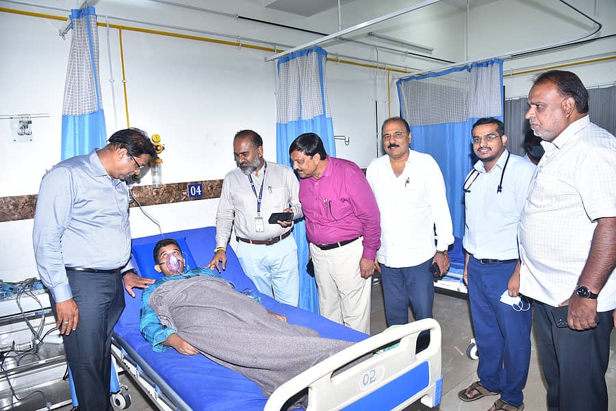 ಮೈಸೂರಿನ ಹಳೆ ಕೆಸರೆಯಲ್ಲಿ ಕ್ಲೋರಿನ್ ಅನಿಲ ಸೋರಿಕೆಯಿಂದ ಅಸ್ವಸ್ಥರಾಗಿ ಶುಕ್ರವಾರ ಪ್ರಜ್ವಲ್ ಆಸ್ಪತ್ರೆಗೆ ದಾಖಲಾದ ನಾಗರಿಕರ ಆರೋಗ್ಯವನ್ನು ಜಿಲ್ಲಾ ಆರೋಗ್ಯಾಧಿಕಾರಿ ಪಿ.ಸಿ.ಕುಮಾರಸ್ವಾಮಿ ವಿಚಾರಿಸಿದರು –ಪ್ರಜಾವಾಣಿ ಚಿತ್ರ