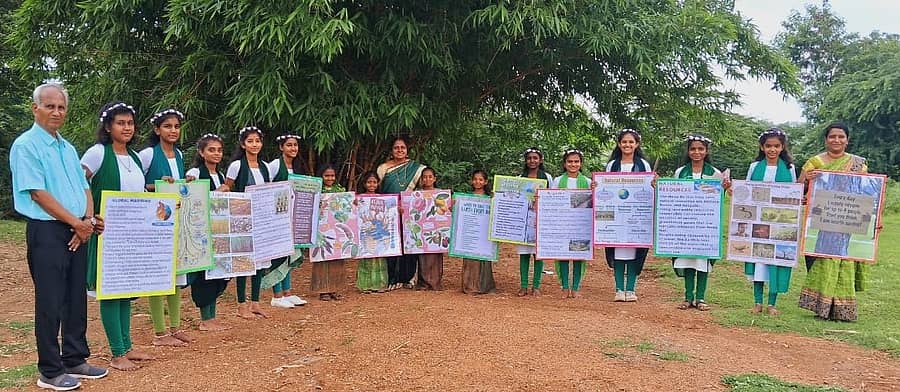 ಕುಮಾರಪಟ್ಟಣ ಸಮೀಪದ ಕೊಡಿಯಾಲದ ಅಮೃತವರ್ಷಿಣಿ ವಿದ್ಯಾಲಯದಲ್ಲಿ ಪರಿಸರ ಜಾಗೃತಿ ಮೂಡಿಸುವ ಭಿತ್ತಿ ಪತ್ರಗಳನ್ನು ಪ್ರದರ್ಶಿಸುವ ಮೂಲಕ ವಿಶ್ವ ಪರಿಸರ ದಿನ ಆಚರಿಸಲಾಯಿತು