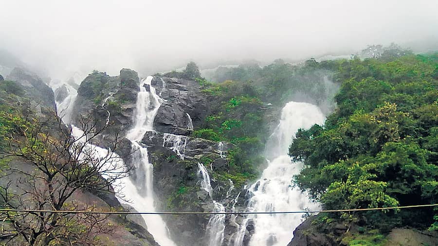 <div class="paragraphs"><p>ಕರ್ನಾಟಕ–ಗೋವಾ ಸಂಪರ್ಕಿಸುವ ಕ್ಯಾಸಲ್ರಾಕ್ ಹಾಗೂ ಕೋಲೆಮ್ ರೈಲು ನಿಲ್ದಾಣಗಳ ಮಧ್ಯೆ ಇರುವ ದೂದ್ಸಾಗರ ಜಲಪಾತ</p></div>