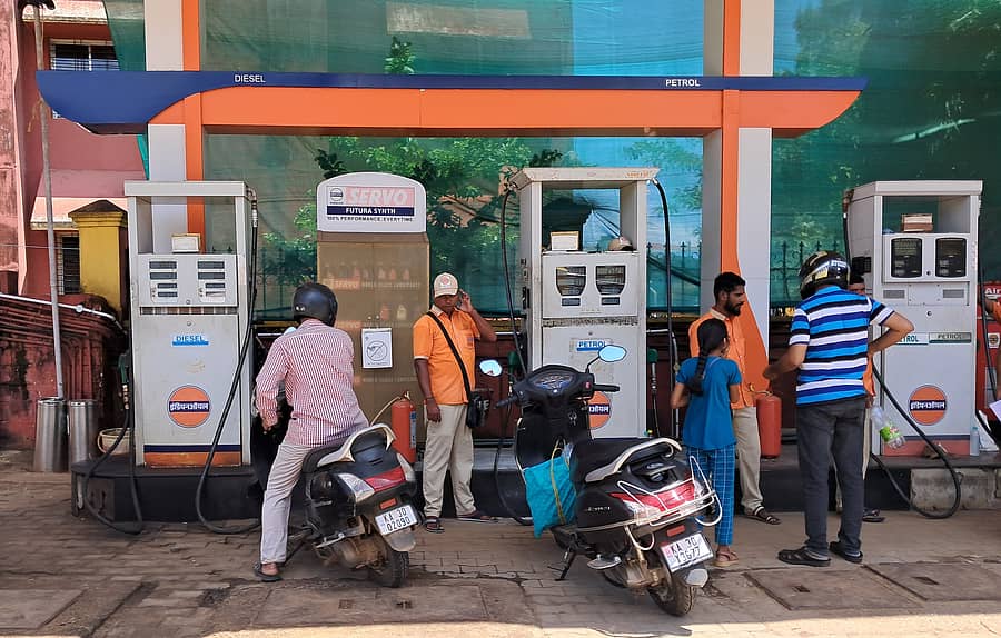 ಕಾರವಾರದ ಪೆಟ್ರೋಲ್ ಬಂಕ್ವೊಂದರಲ್ಲಿ ಬೆರಳೆಣಿಕೆಯಷ್ಟು ಗ್ರಾಹಕರು ಪೆಟ್ರೋಲ್ ತುಂಬಿಸಿಕೊಳ್ಳುತ್ತಿದ್ದರು