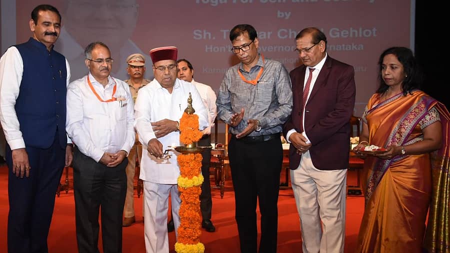 <div class="paragraphs"><p>ಕೆಎಸ್ಒಯು ಘಟಿಕೋತ್ಸವ ಭವನದಲ್ಲಿ ಪ್ರಾದೇಶಿಕ ಶಿಕ್ಷಣ ಸಂಸ್ಥೆಯು (ಆರ್ಐಇ) ಆಯೋಜಿಸಿರುವ 3 ದಿನಗಳ ’ರಾಷ್ಟ್ರೀಯ ಯೋಗ ಒಲಿಂಪಿಯಾಡ್’ ಅನ್ನು ಉದ್ಘಾಟಿಸಿದ ಥಾವರ್ಚಂದ್ ಗೆಹಲೋತ್ </p></div>