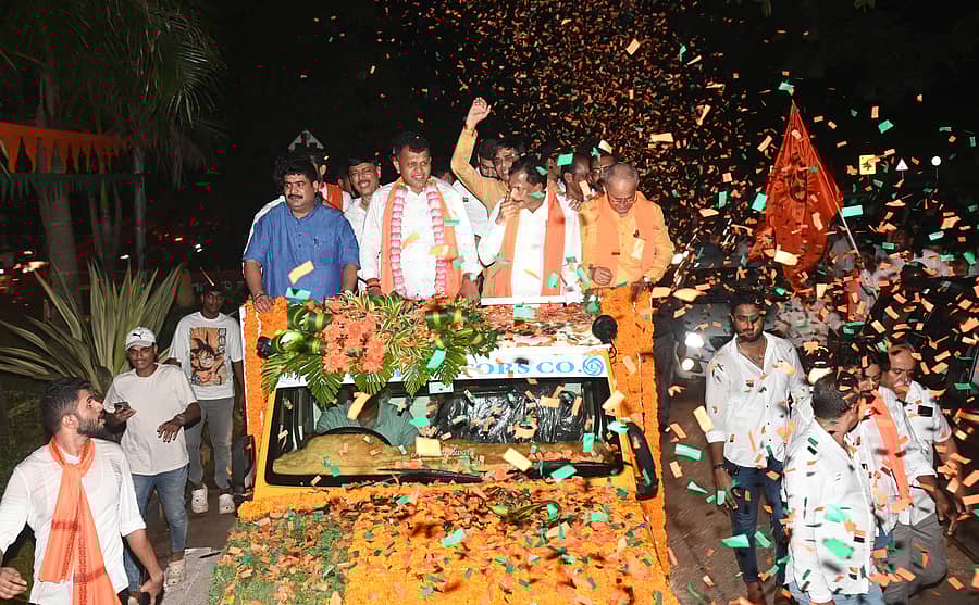 ಸಂಸದ ಕ್ಯಾ.ಬ್ರಿಜೇಶ್ ಚೌಟ ಅವರನ್ನು ಬಜಪೆಯ ವಿಮಾನ ನಿಲ್ದಾಣದಿಂದ ತೆರೆದ ವಾಹನದಲ್ಲಿ ಮೆರವಣಿಗೆಯಲ್ಲಿ ಕರೆತರುವಾಗ ಅಭಿಮಾನಿಗಳು ಶನಿವಾರ ಹೂಮಳೆಗೆರೆದರು. ಡಿ.ವೇದವ್ಯಾಸ ಕಾಮತ್, ರಾಜೇಶ್ ನಾಯ್ಕ್ ಉಳಿಪಾಡಿ, ಸತೀಶ್ ಕುಂಪಲ, ಕ್ಯಾ.ಗಣೇಶ್ ಕಾರ್ಣಿಕ್ ಮತ್ತಿತರರು ಜೊತೆಯಲ್ಲಿದ್ದರು– ಪ್ರಜಾವಾಣಿ ಚಿತ್ರ