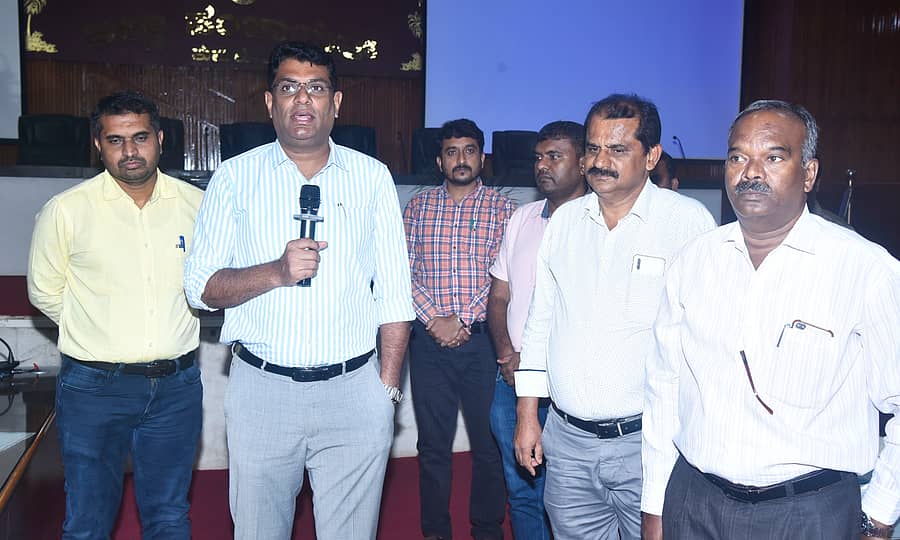 ತುಮಕೂರು ಜಿಲ್ಲಾ ಪಂಚಾಯಿತಿ ಕಚೇರಿಯಲ್ಲಿ ಗುರುವಾರ ಪಿಡಿಒ, ಕಾರ್ಯದರ್ಶಿ, ವಾಟರ್ಮ್ಯಾನ್ಗಳಿಗೆ ಹಮ್ಮಿಕೊಂಡಿದ್ದ ನೀರು ಪರೀಕ್ಷೆ ತರಬೇತಿ ಕಾರ್ಯಕ್ರಮದಲ್ಲಿ ಜಿ.ಪಂ ಸಿಇಒ ಜಿ.ಪ್ರಭು ಮಾತನಾಡಿದರು. ಜಿ.ಪಂ ಮುಖ್ಯ ಯೋಜನಾಧಿಕಾರಿ ಸಣ್ಣಮಸಿಯಪ್ಪ, ತಾ.ಪಂ ಇಒ ಹರ್ಷಕುಮಾರ್ ಇತರರು ಉಪಸ್ಥಿತರಿದ್ದರು