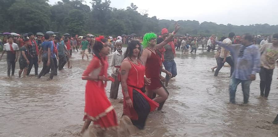 ಹಬ್ಬದ ಸಂದರ್ಭ ಗ್ರಾಮಸ್ಥರು ವಿವಿಧ ವೇಷಧರಿಸಿ ಸಂಭ್ರಮಿಸಿದರು