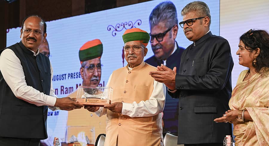 <div class="paragraphs"><p>ಕೋಲ್ಕತ್ತದಲ್ಲಿ ಭಾನುವಾರ ನಡೆದ ‘ಅಪರಾಧ ನ್ಯಾಯ ವ್ಯವಸ್ಥೆಯ ಆಡಳಿತದಲ್ಲಿ ಭಾರತದ ಪ್ರಗತಿಪರ ಮಾರ್ಗ’ ಕುರಿತ ಸಮಾವೇಶದಲ್ಲಿ ಕೇಂದ್ರ ಕಾನೂನು ಸಚಿವ ಅರ್ಜುನ್ ರಾಮ್ ಮೆಘವಾಲ್ ಅವರಿಗೆ ಕಾನೂನು ಸಚಿವಾಲಯದ ಕಾರ್ಯದರ್ಶಿ ರಾಜೀವ್ ಮಣಿ ಸ್ಮರಣಿಕೆ ನೀಡಿದರು. ಕಲ್ಕತ್ತ ಹೈಕೋರ್ಟ್ನ ಮುಖ್ಯ ನ್ಯಾಯಮೂರ್ತಿ ಟಿ.ಎಸ್. ಶಿವಜ್ಞಾನಂ ಇದ್ದಾರೆ </p></div>