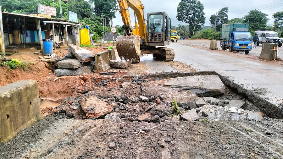 ಸಕಲೇಶಪುರ ತಾಲ್ಲೂಕು ಆನೆಮಹಲ್ ಗ್ರಾಮದಲ್ಲಿ ಇತ್ತೀಚೆಗೆ ನಿರ್ಮಿಸಿರುವ ಬೆಂಗಳೂರು–ಮಂಗಳೂರು ಚತುಷ್ಪಥ ರಾಷ್ಟ್ರೀಯ ಹೆದ್ದಾರಿ ಕುಸಿದಿದೆ