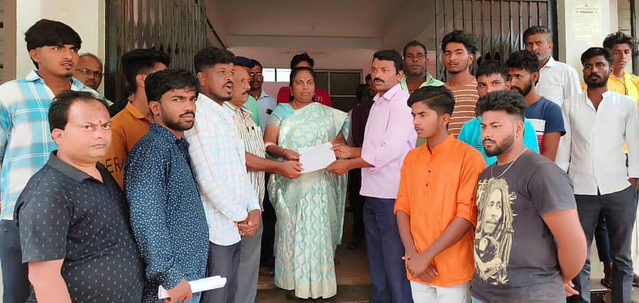 ಹುಕ್ಕೇರಿಯಲ್ಲಿ ಶ್ರೀರಾಮ ಸೇನಾ ಕಾರ್ಯಕರ್ತರು ಉಪತಹಶೀಲ್ದಾರ್ ಅನಿತಾ ಚಿದಾನಂದ ಏಶಿ ಅವರಿಗೆ ಬುಧವಾರ ಮನವಿ ಸಲ್ಲಿಸಿದರು