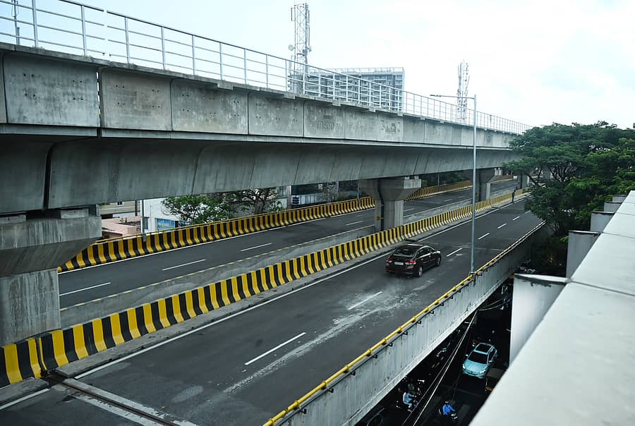 <div class="paragraphs"><p>ನಮ್ಮ ಮೆಟ್ರೊ ಹಳದಿ ಮಾರ್ಗದಲ್ಲಿ ರಾಗಿಗುಡ್ಡದಿಂದ ಕೇಂದ್ರ ರೇಷ್ಮೆ ಮಂಡಳಿವರೆಗೆ (ಸೆಂಟ್ರಲ್ ಸಿಲ್ಕ್ ಬೋರ್ಡ್) ಡಬಲ್ ಡೆಕರ್ ನಿರ್ಮಾಣಗೊಂಡಿದೆ - </p></div>