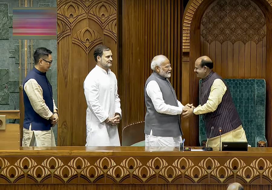 ಎರಡನೇ ಬಾರಿಗೆ ಲೋಕಸಭಾ ಸ್ಪೀಕರ್‌ ಆಗಿ ಆಯ್ಕೆಯಾದ ಓಂ ಬಿರ್ಲಾ ಅವರನ್ನು ಪ್ರಧಾನಿ ನರೇಂದ್ರ ಮೋದಿ ಅವರು ಬುಧವಾರ ಅಭಿನಂದಿಸಿದರು. ಸಂಸದೀಯ ವ್ಯವಹಾರಗಳ ಸಚಿವ ಕಿರಣ್‌ ರಿಜಿಜು, ವಿರೋಧ ಪಕ್ಷದ ನಾಯಕ ರಾಹುಲ್ ಗಾಂಧಿ ಜೊತೆಗಿದ್ದರು –ಪಿಟಿಐ ಚಿತ್ರ