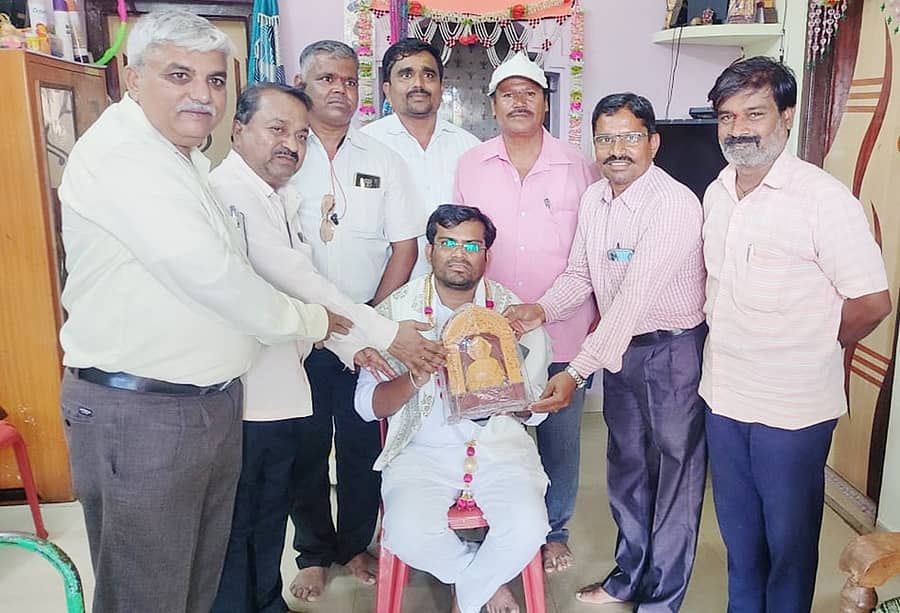 ನರೇಗಲ್ ಪಟ್ಟಣದಲ್ಲಿರುವ ಶಿಕ್ಷಕ ಆರ್.ಎಸ್. ನರೇಗಲ್ ಅವರ ಮನೆಗೆ ಭೇಟಿ ನೀಡಿದ ಶಿರಹಟ್ಟಿ ಶಾಸಕ ಡಾ.ಚಂದ್ರು ಲಮಾಣಿಯವರನ್ನು ಸನ್ಮಾನಿಸಲಾಯಿತು