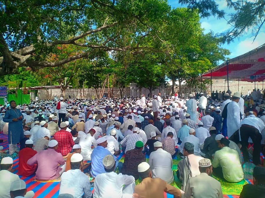 ಈದ್ ಉಲ್ ಅದಾ ಹಬ್ಬದ ಅಂಗವಾಗಿ, ರಾಮನಗರದ ಬೆಂಗಳೂರು–ಮೈಸೂರು ರಸ್ತೆಯಲ್ಲಿರುವ ಈದ್ಗಾ ಮೈದಾನದಲ್ಲಿ ಮುಸ್ಲಿಮರು ಸೋಮವಾರ ಸಾಮೂಹಿಕ ಪ್ರಾರ್ಥನೆ ಸಲ್ಲಿಸಿದರು