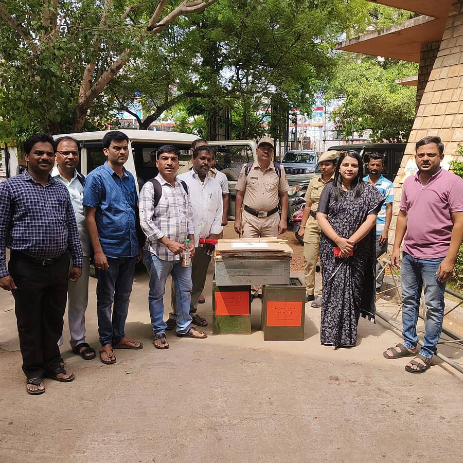 ಈಶಾನ್ಯ ಪದವೀಧರರ ಕ್ಷೇತ್ರದ ಚುನಾವಣೆ ಅಂಗವಾಗಿ ಭಾನುವಾರ ಹೊಸಪೇಟೆಯಲ್ಲಿ ಮತದಾನ ಸಾಮಗ್ರಿಗಳೊಂದಿಗೆ ಮತಗಟ್ಟೆಗಳಿಗೆ ಹೊರಟು ನಿಂತ ಸಿಬ್ಬಂದಿ –ಪ್ರಜಾವಾಣಿ ಚಿತ್ರ