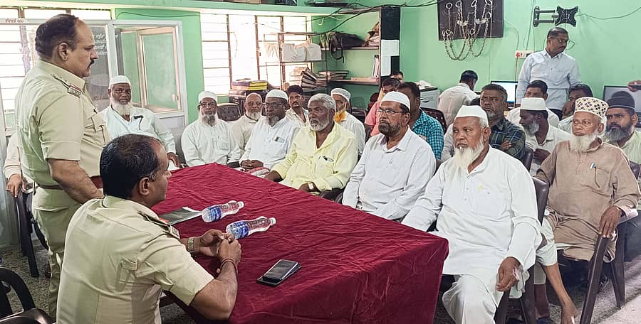 ಮೂಡಲಗಿಯ ಪೊಲೀಸ್ ಠಾಣೆಯಲ್ಲಿ ಬಕ್ರೀದ್ ಹಬ್ಬದ ಪ್ರಯುಕ್ತ ಜರುಗಿದ ಶಾಂತಿ ಸಭೆಯಲ್ಲಿ ಸಿಪಿಐ ಅಬ್ದುಲ್ವಾಜೀದ್ ಪಟೇಲ್ ಮಾತನಾಡಿದರು.