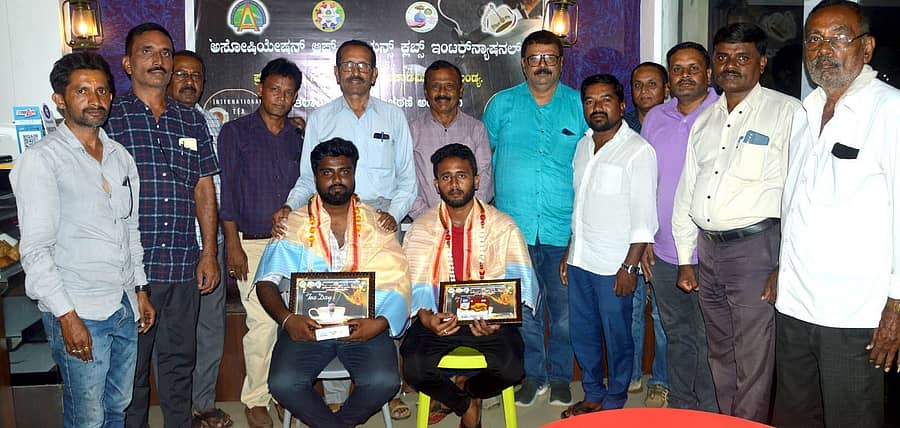 ಮಂಡ್ಯ: ಅಂತರ ರಾಷ್ಟ್ರೀಯ ಅಲಯನ್ಸ್ ಸಂಸ್ಥೆ, ಪ್ರತಿಭಾಂಜಲಿ ಸುಗಮ ಸಂಗೀತ ಅಕಾಡೆಮಿ ವತಿಯಿಂದ ನಡೆದ ಅಂತರ ರಾಷ್ಟ್ರೀಯ ಚಹಾ ದಿನ ಆಚರಣೆಯಲ್ಲಿ ಕಾರ್ಮಿಕರಾದ ಸಂಜಯ್, ಕಿರಣ್ ಅವರನ್ನು ಸನ್ಮಾನಿಸಲಾಯಿತು. ಕೆ.ಟಿ.ಹನುಮಂತು, ಪ್ರೊ.ಡೇವಿಡ್, ರಮೇಶ್, ಮುಖಂಡರಾದ ಸೋಮಶೇಖರ್, ಲಿಂಗರಾಜು, ಎಸ್.ಎಂ.ಲೋಕೇಶ್, ಮರಿಗೌಡ, ಜಿ.ಬಿ.ಕುಮಾರ್ ಇದ್ದರು