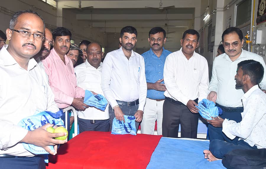 ತುಮಕೂರು ಜಿಲ್ಲಾ ಆಸ್ಪತ್ರೆಯಲ್ಲಿ ಶನಿವಾರ ವಿಶ್ವ ಹಾಲು ದಿನ ಆಚರಣೆ ಪ್ರಯುಕ್ತ ರೋಗಿಗಳಿಗೆ ಹಾಲು, ಬಿಸ್ಕೆಟ್, ಹಣ್ಣು ವಿತರಿಸಲಾಯಿತು. ತುಮುಲ್ ಆಡಳಿತಾಧಿಕಾರಿ ಜಿ.ಉಮೇಶ್, ವ್ಯವಸ್ಥಾಪಕ ನಿರ್ದೇಶಕ ಜಿ.ಶ್ರೀನಿವಾಸನ್, ಪ್ರಧಾನ ವ್ಯವಸ್ಥಾಪಕ ತಿಮ್ಮನಾಯಕ್, ಮಾರುಕಟ್ಟೆ ವಿಭಾಗದ ವ್ಯವಸ್ಥಾಪಕ ವಿದ್ಯಾನಂದ್ ಇತರರು ಉಪಸ್ಥಿತರಿದ್ದರು