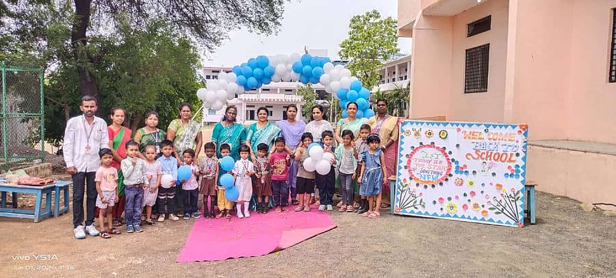 ಚಿಂಚೋಳಿಯ ವೀರೇಂದ್ರ ಪಾಟೀಲ ಪಬ್ಲಿಕ್ ಶಾಲೆಯ ಪೂರ್ವ ಪ್ರಾಥಮಿಕದ ಮಕ್ಕಳೊಂದಿಗೆ ಶನಿವಾರ ಶಾಲಾ ಪ್ರಾರಂಭೋತ್ಸವದಲ್ಲಿ ಪ್ರಾಂಶುಪಾಲರಾದ ಜ್ಯೋತಿ ಯಜ್ಞೇಂದ್ರರಡ್ಡಿ ಹಾಗೂ ಸಿಬ್ಬಂದಿ ಪಾಲ್ಗೊಂಡಿದ್ದರು 