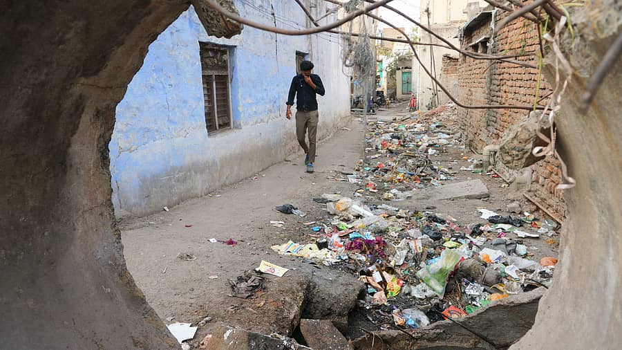 ನಗರದ ಮಿಲ್ಲರ್ ಪೇಟೆಯ ಓಣಿಯೊಂದರಲ್ಲಿ ವಿಲೇವಾರಿಯಾಗದೇ ತಾಂಡವವಾಡುತ್ತಿರುವ ಕಸ...