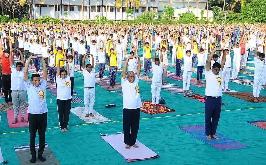ತುಮಕೂರಿನಲ್ಲಿ ಶುಕ್ರವಾರ ಅಂತರರಾಷ್ಟ್ರೀಯ ಯೋಗ ದಿನ ಆಚರಿಸಲಾಯಿತು. ಕೇಂದ್ರ ಜಲಶಕ್ತಿ, ರೈಲ್ವೆ ಖಾತೆ ರಾಜ್ಯ ಸಚಿವ ವಿ.ಸೋಮಣ್ಣ, ಶಾಸಕ ಜಿ.ಬಿ.ಜ್ಯೋತಿಗಣೇಶ್, ಜಿ.ಪಂ ಸಿಇಒ ಜಿ.ಪ್ರಭು ಭಾಗವಹಿಸಿದ್ದರು