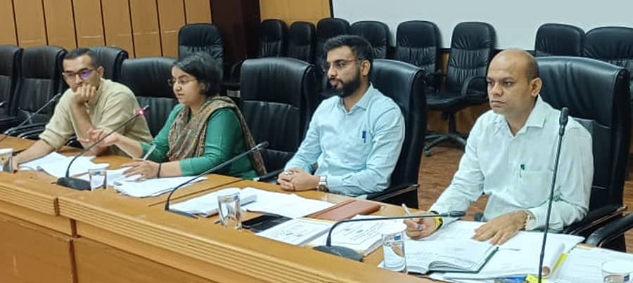 ರಾಮನಗರದ ಜಿಲ್ಲಾ ಪಂಚಾಯಿತಿ ಕಚೇರಿ ಸಭಾಂಗಣದಲ್ಲಿ ಮಂಗಳವಾರ ನಡೆದ ಮುಂಗಾರು ಪೂರ್ವಸಿದ್ದತೆ ಹಾಗೂ ಬರಗಾಲ ನಿವಾರಣೆ ಕುರಿತ ಸಭೆಯಲ್ಲಿ ಜಿಲ್ಲಾ ಉಸ್ತುವಾರಿ ಕಾರ್ಯದರ್ಶಿ ವಿ. ರಶ್ಮಿ ಮಹೇಶ್ ಮಾತನಾಡಿದರು. ಜಿಲ್ಲಾಧಿಕಾರಿ ಡಾ. ಅವಿನಾಶ್ ಮೆನನ್ ರಾಜೇಂದ್ರನ್, ಜಿಲ್ಲಾ ಪಂಚಾಯಿತಿ ಸಿಇಒ ದಿಗ್ವಿಜಯ್ ಬೋಡ್ಕೆ ಹಾಗೂ ಉಪ ಕಾರ್ಯದರ್ಶಿ ರಾಘವೇಂದ್ರ ಇದ್ದಾರೆ