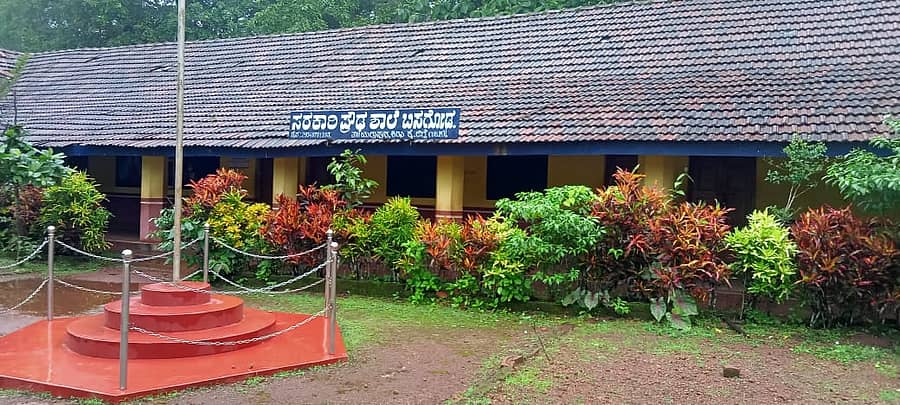 ಯಲ್ಲಾಪುರ ತಾಲ್ಲೂಕಿನ ಬಿಸಗೋಡದಲ್ಲಿರುವ ಕರ್ನಾಟಕ ಸ್ಟೇಟ್ ಮಿನಿರಲ್ಸ್ ಕಾರ್ಪೊರೇಶನ್ ಅಧೀನದ ಪ್ರೌಢಶಾಲಾ ಕಟ್ಟಡ