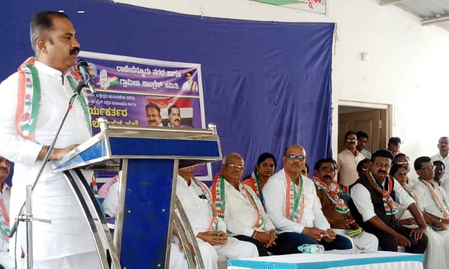 ರಾಣೆಬೆನ್ನೂರಿನ ವಿನಾಯಕನಗರದ ಕಾಂಗ್ರೆಸ್ ಕಚೇರಿ ಆವರಣದಲ್ಲಿ ಲೋಕಸಭೆ ಚುನಾವಣೆಯ ಆತ್ಮಾವಲೋಕನ ಸಭೆಯಲ್ಲಿ ಪರಾಜಿತ ಅಭ್ಯರ್ಥಿ ಆನಂದಸ್ವಾಮಿ ಗಡ್ಡದೇವರಮಠ ಮಾತನಾಡಿದರು