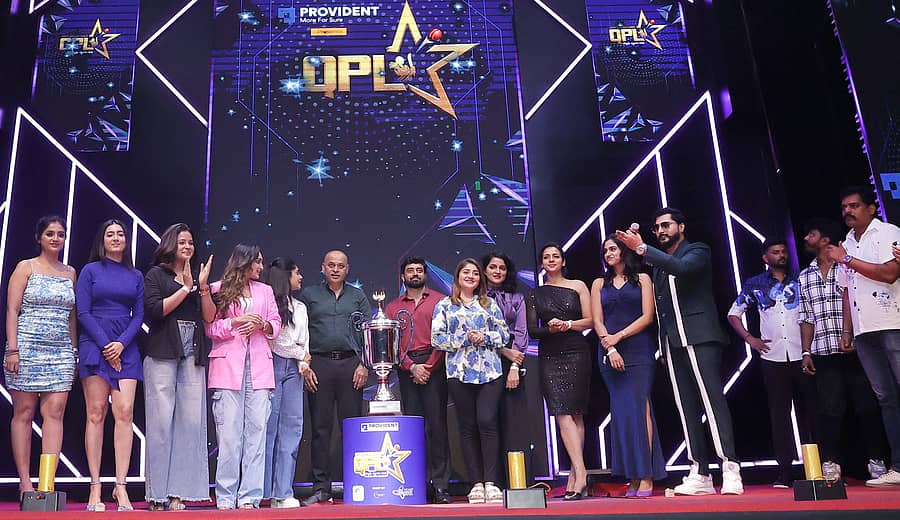 <div class="paragraphs"><p>ನಗರದಲ್ಲಿ ಭಾನುವಾರ ನಡೆದ ಸಮಾರಂಭದಲ್ಲಿ ಕ್ವೀನ್ಸ್ ಪ್ರೀಮಿಯರ್ ಲೀಗ್‌ ಟ್ರೋಫಿಯನ್ನು ನಟ ಅನಿರುದ್ಧ್‌ ಜತ್ಕರ್‌&nbsp;ಅನಾವರಣ ಮಾಡಿದರು.</p></div>