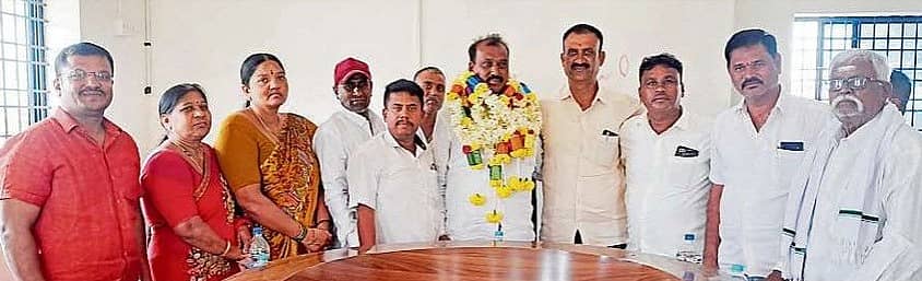 <div class="paragraphs"><p>ಹಿರೀಸಾವೆ ಕೃಷಿ ಪತ್ತಿನ ಸಹಕಾರ ಸಂಘದ ಅಧ್ಯಕ್ಷರಾಗಿ ಆಯ್ಕೆಯಾದ ಸೋಮಶೇಖರ್ ಅವರನ್ನು ಸಂಘದ ನಿರ್ದೇಶಕರು ಅಭಿನಂದಿಸಿದರು.</p></div><div class="paragraphs"></div><div class="paragraphs"><p><br></p></div>