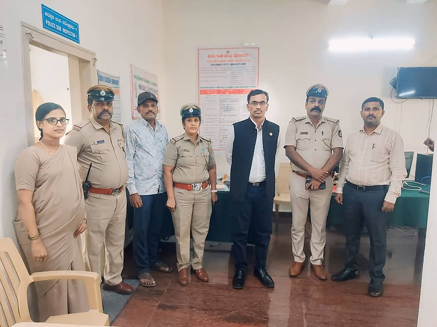 ತುಮಕೂರು ನಗರ ಪೊಲೀಸ್ ಠಾಣೆಗೆ ಬುಧವಾರ ರಾಜ್ಯ ಮಕ್ಕಳ ಹಕ್ಕುಗಳ ರಕ್ಷಣಾ ಆಯೋಗದ ಸದಸ್ಯ ಕೆ.ಟಿ.ತಿಪ್ಪೇಸ್ವಾಮಿ ಭೇಟಿ ನೀಡಿದ್ದರು. ಇನ್ಸ್ಪೆಕ್ಟರ್ ದಿನೇಶ್ ಕುಮಾರ್, ಪಿಎಸ್ಐ ಮಂಜುಳಾ, ಜಿಲ್ಲಾ ಮಕ್ಕಳ ರಕ್ಷಣಾಧಿಕಾರಿ ದಿನೇಶ್ ಹಾಜರಿದ್ದರು