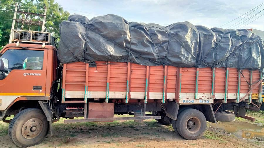 ಶ್ರೀರಂಗಪಟ್ಟಣ ತಾಲ್ಲೂಕಿನ ಕೆಂಗಾಲ್ಕೊಪ್ಪಲು ಬಳಿಯ ಆಲೆಮನೆಗೆ ಕೇರಳ ರಾಜ್ಯದಿಂದ ಪ್ಲಾಸ್ಟಿಕ್ ಇತರ ತ್ಯಾಜ್ಯವನ್ನು ತುಂಬಿಕೊಂಡು ಬಂದಿದ್ದ ಲಾರಿಯನ್ನು ಹಿಂದೂ ಜಾಗರಣಾ ವೇದಿಕೆ ಕಾರ್ಯಕರ್ತರು ಗುರುವಾರ ಹಿಡಿದು ಪಟ್ಟಣ ಠಾಣೆ ಪೊಲೀಸರಿಗೆ ಒಪ್ಪಿಸಿದ್ದಾರೆ