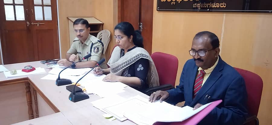 ಬಾಲಕಾರ್ಮಿಕತೆ ನಿಯಂತ್ರಣ ಕುರಿತು ಜಿಲ್ಲಾಧಿಕಾರಿ ಮೀನಾನಾಗಾರಾಜ್‌ ಜಿಲ್ಲಾ ಮಟ್ಟದ ಕಾರ್ಯಪಡೆ ಸಭೆ ನಡೆಸಿದರು. ಹಿರಿಯ ಸಿವಿಲ್ ನ್ಯಾಯಾಧೀಶ ವಿ. ಹನುಮಂತಪ್ಪ, ಎಸ್ಪಿ ವಿಕ್ರಮ ಅಮಟೆ ಇದ್ದರು

