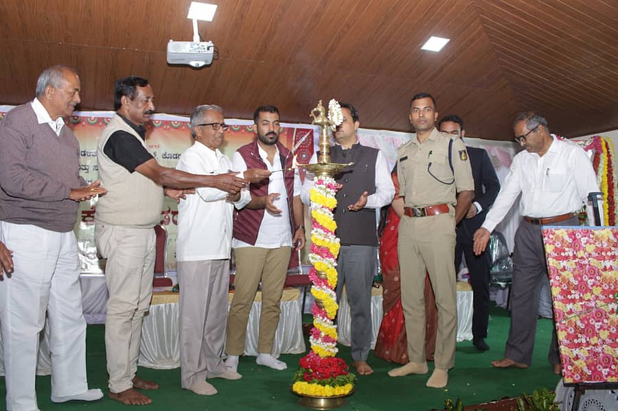 ಮಡಿಕೇರಿಯ ಗಾಂಧಿ ಭವನದಲ್ಲಿ ಗುರುವಾರ ನಡೆದ ನಾಡಪ್ರಭು ಕೆಂಪೇಗೌಡ ಅವರು ಜಯಂತಿ ಕಾರ್ಯಕ್ರಮವನ್ನು ಶಾಸಕ ಡಾ.ಮಂತರ್ಗೌಡ ಉದ್ಘಾಟಿಸಿದರು