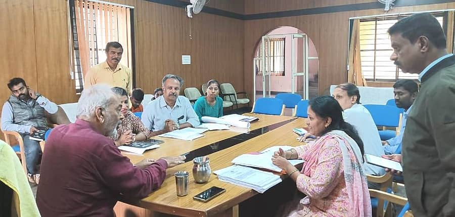 ಅರಕಲಗೂಡಿನಲ್ಲಿ ಮಂಗಳವಾರ ನಡೆದ ಲೋಕೋಪಯೋಗಿ ಮತ್ತು ಕೆಆರ್ಐಡಿಎಲ್ ಅಧಿಕಾರಿಗಳ ಸಭೆಯಲ್ಲಿ ಶಾಸಕ ಎ. ಮಂಜು ಕಾಮಗಾರಿಗಳ ಕುರಿತು ಅಧಿಕಾರಿಗಳೊಂದಿಗೆ ಚರ್ಚಿಸಿದರು