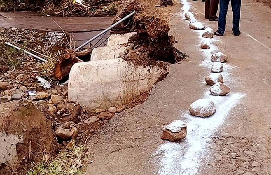 ಬಸವಕಲ್ಯಾಣ ತಾಲ್ಲೂಕಿನ ಲಾಡವಂತಿ ಹತ್ತಿರದ ಪಹಾಡ್ಗೆ ಹೋಗುವ ರಸ್ತೆಯ ಸೇತುವೆ ಮೇಲಿನ ಮಣ್ಣು ಕೊಚ್ಚಿಕೊಂಡು ಹೋಗಿದೆ