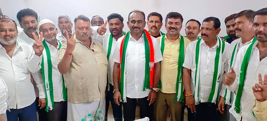ಬೆಂಗಳೂರು ಗ್ರಾಮಾಂತರ ಮೈತ್ರಿ ಅಭ್ಯರ್ಥಿ ಡಾ.ಸಿ.ಎನ್.ಮಂಜುನಾಥ್ ಗೆಲುವನ್ನು ಪಕ್ಷದ ಕಾರ್ಯಕರ್ತರು ಮಾಗಡಿಯ ಜೆಡಿಎಸ್ ಕಚೇರಿಯಲ್ಲಿ ಸಂಭ್ರಮಿಸಿದರು