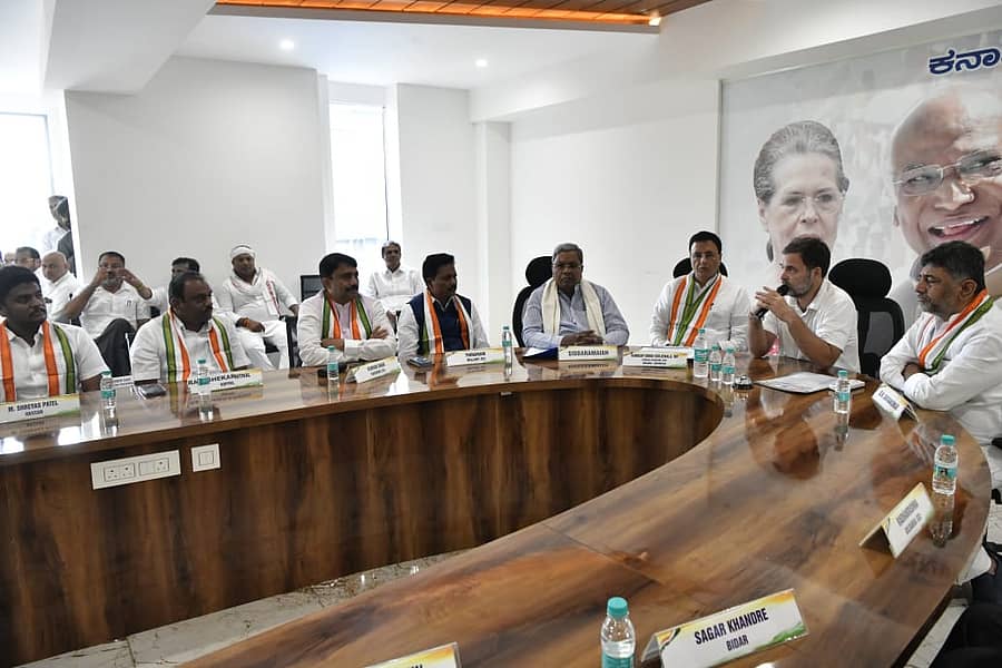 <div class="paragraphs"><p>ಕಾಂಗ್ರೆಸ್ ಸಂಸದರ ಜತೆ ಸಭೆ ನಡೆಸಿದ ರಾಹುಲ್ ಗಾಂಧಿ</p></div>