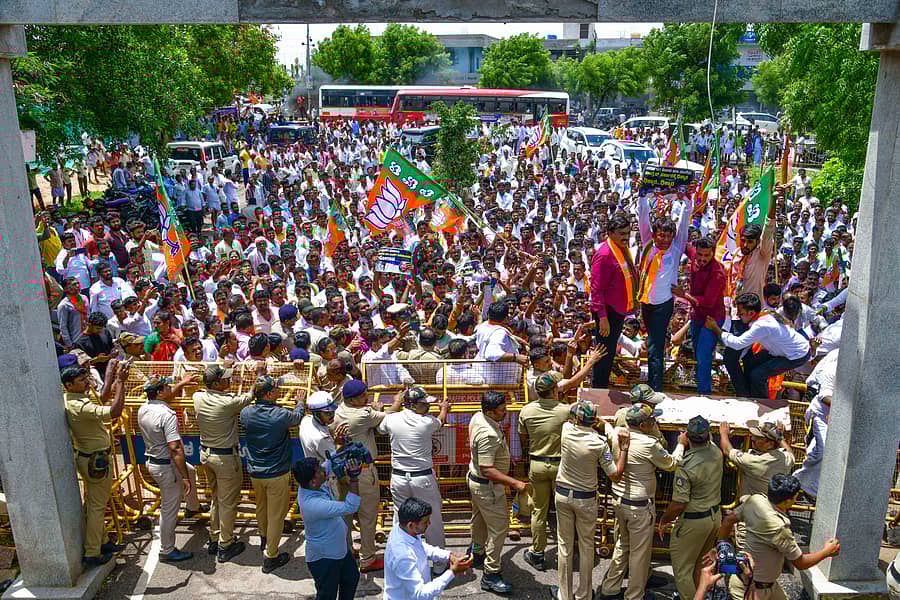 <div class="paragraphs"><p>ಕೊಪ್ಪಳದಲ್ಲಿ ಶುಕ್ರವಾರ ಪ್ರತಿಭಟನೆ ನಡೆಸಿದ ಬಿಜೆಪಿ ನಾಯಕರು ಜಿಲ್ಲಾಡಳಿತ ಭವನದಲ್ಲಿ ನುಗ್ಗಲು ಪ್ರಯತ್ನಿಸಿದರು </p></div>