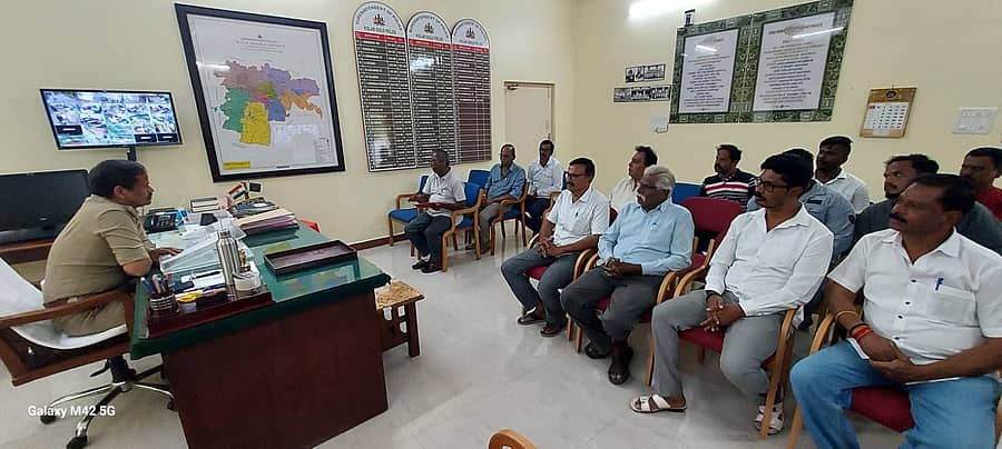 ಕೆಜಿಎಫ್ ಜಿಲ್ಲಾ ಪೊಲೀಸ್ ಕಚೇರಿಯಲ್ಲಿ ಶುಕ್ರವಾರ ಜಿಲ್ಲಾ ಪೊಲೀಸ್ ವರಿಷ್ಠಾಧಿಕಾರಿ ಕೆ.ಎಂ.ಶಾಂತರಾಜು ಅವರು ಸ್ವರ್ಣ ನಗರದ ನಿವಾಸಿಗಳೊಂದಿಗೆ ಸಮಾಲೋಚನೆ ನಡೆಸಿದರು