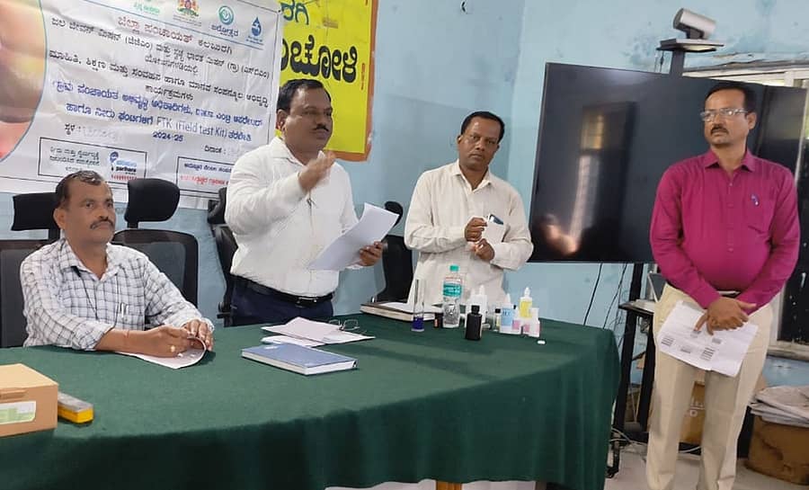 ಚಿಂಚೋಳಿಯ ತಾಲ್ಲೂಕು ಪಂಚಾಯಿತಿ ಸಭಾಂಗಣದಲ್ಲಿ ಬುಧವಾರ ನಡೆದ ತರಬೇತಿಯಲ್ಲಿ ಟಿಎಚ್ಒ ಡಾ.ಮಹಮದ್ ಗಫಾರ್ ಮಾತನಾಡಿದರು. ಇಒ ಶಂಕರ ರಾಠೋಡ್ ಉಪಸ್ಥಿತರಿದ್ದರು